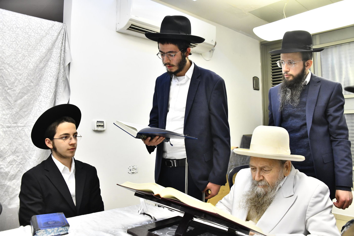 מוצאי שבת הגדול אצל המקובל רבי דוד בצרי