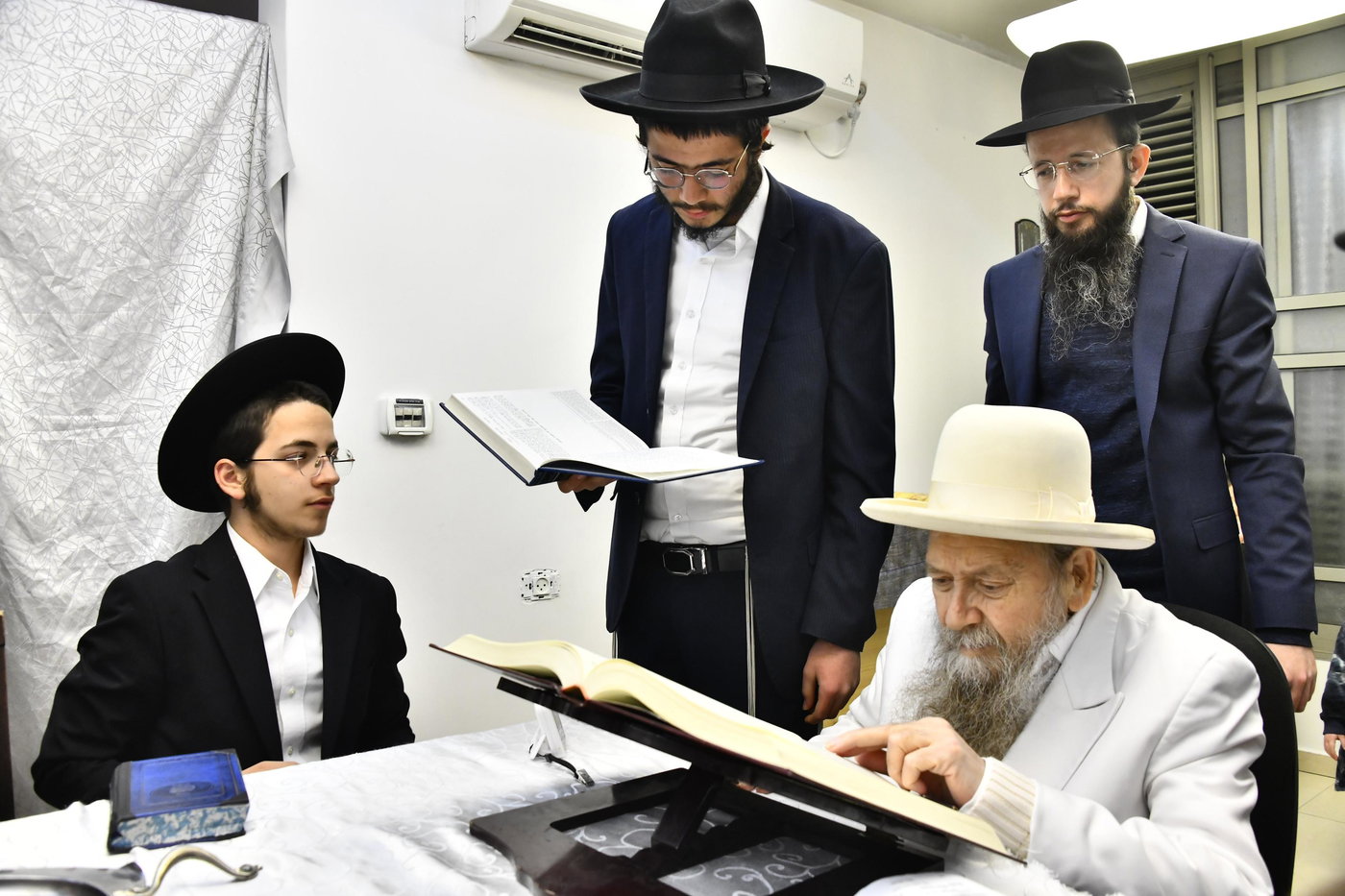 מוצאי שבת הגדול אצל המקובל רבי דוד בצרי