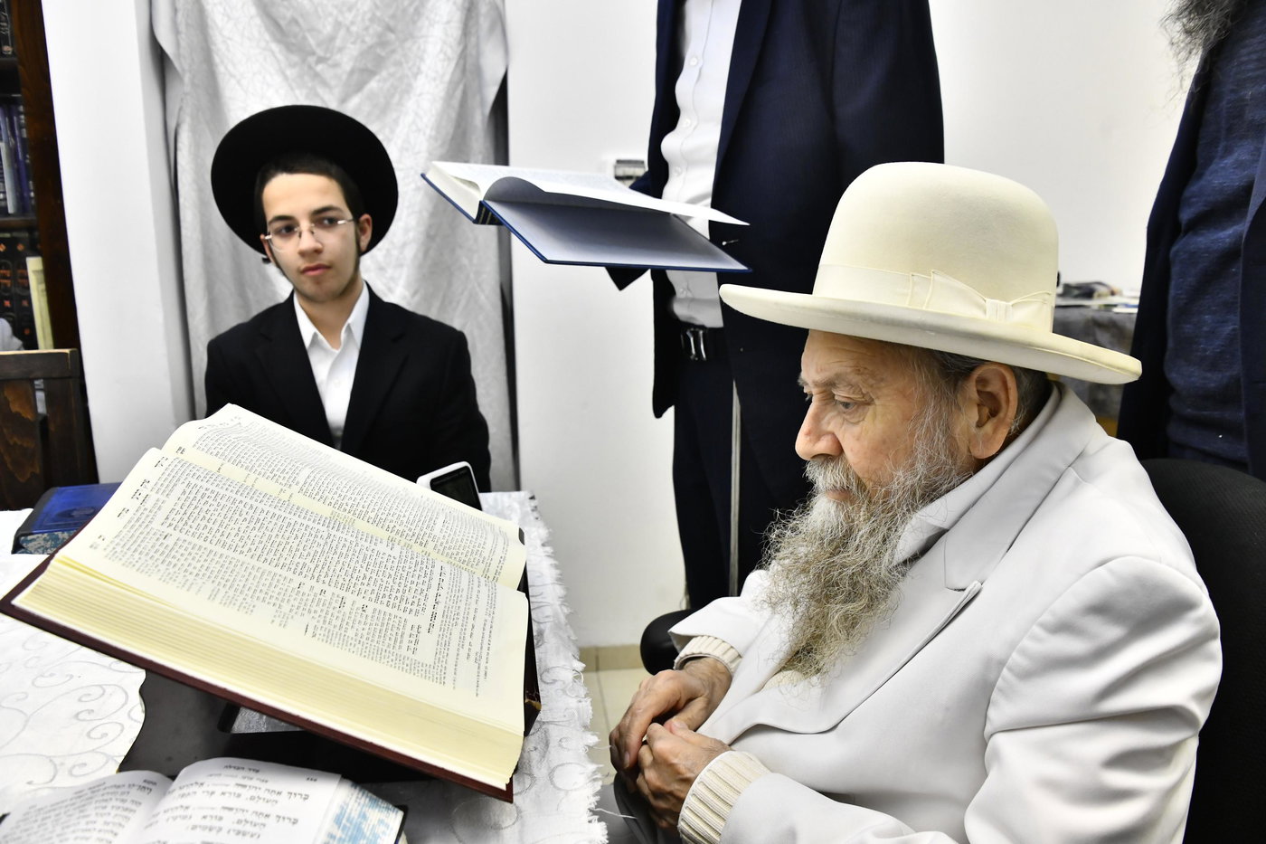 מוצאי שבת הגדול אצל המקובל רבי דוד בצרי