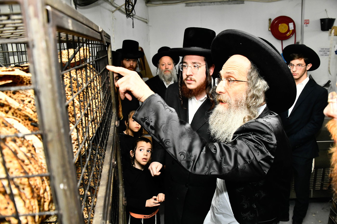 הגה"צ רבי אלימלך בידרמן באפיית מצות