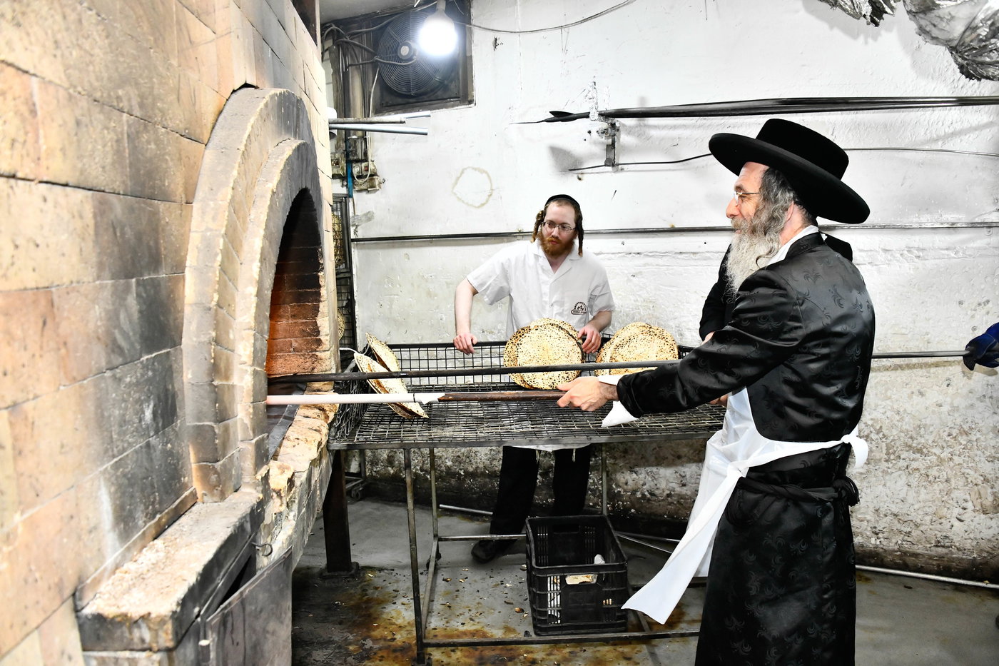 הגה"צ רבי אלימלך בידרמן באפיית מצות