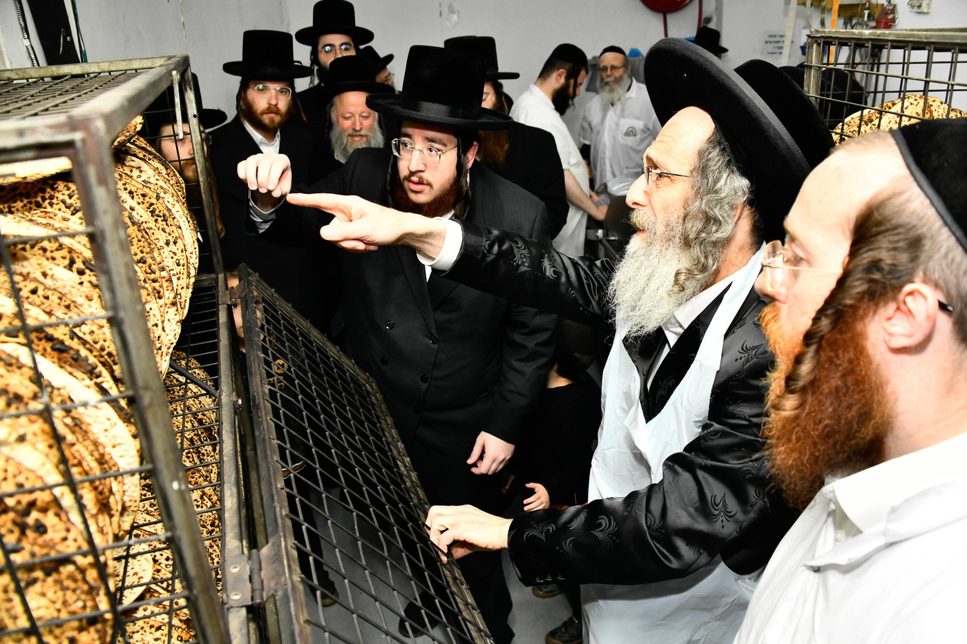 הגה"צ רבי אלימלך בידרמן באפיית מצות