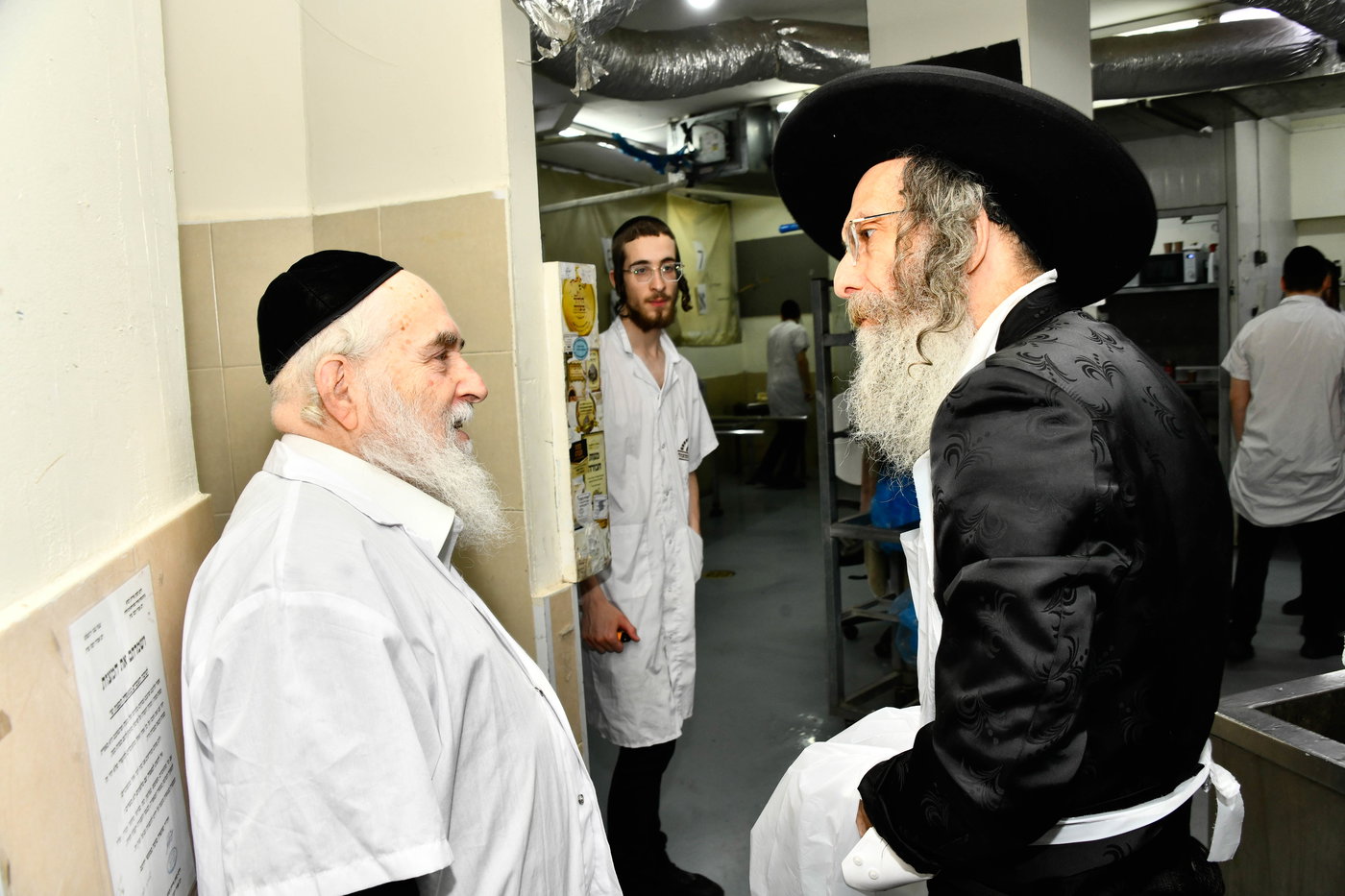 הגה"צ רבי אלימלך בידרמן באפיית מצות