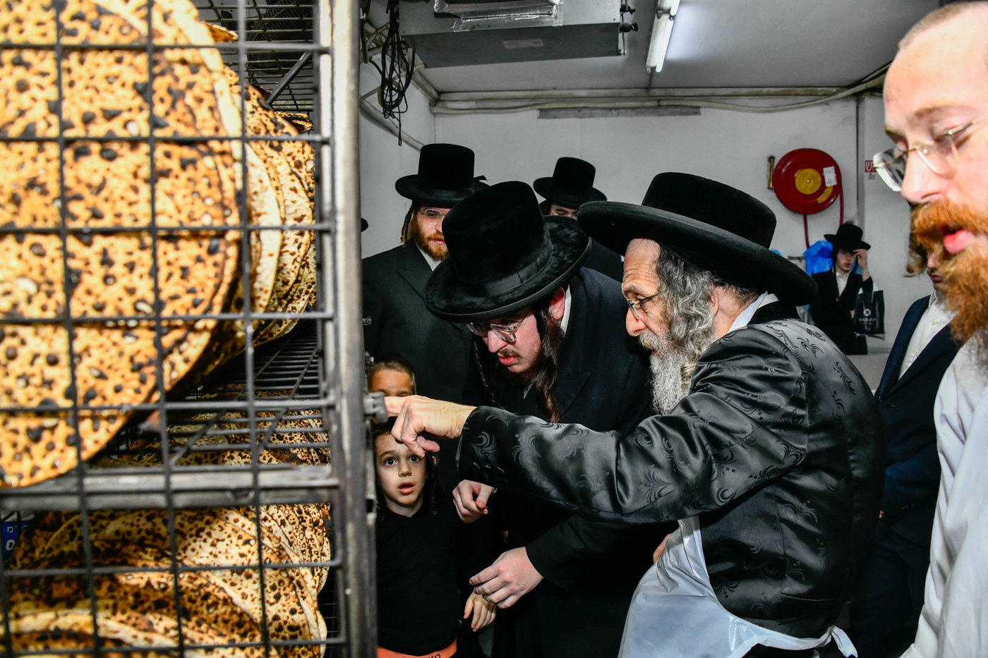 הגה"צ רבי אלימלך בידרמן באפיית מצות