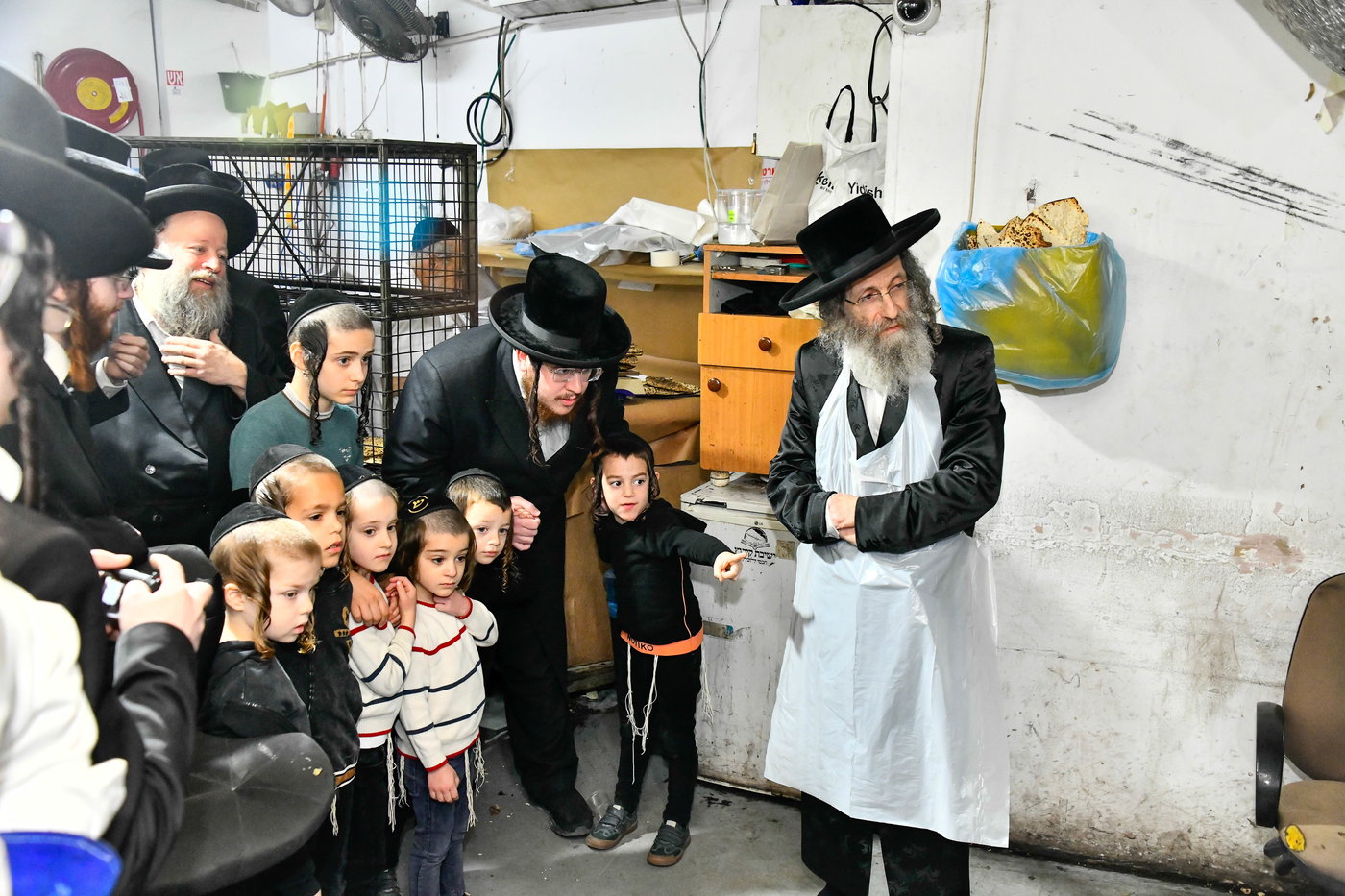 הגה"צ רבי אלימלך בידרמן באפיית מצות