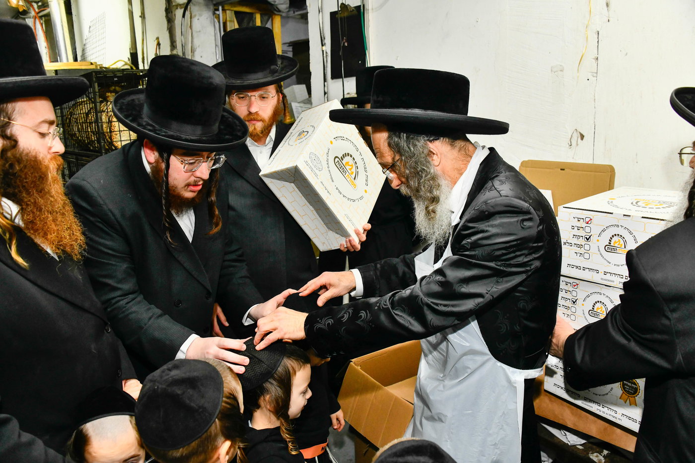 הגה"צ רבי אלימלך בידרמן באפיית מצות