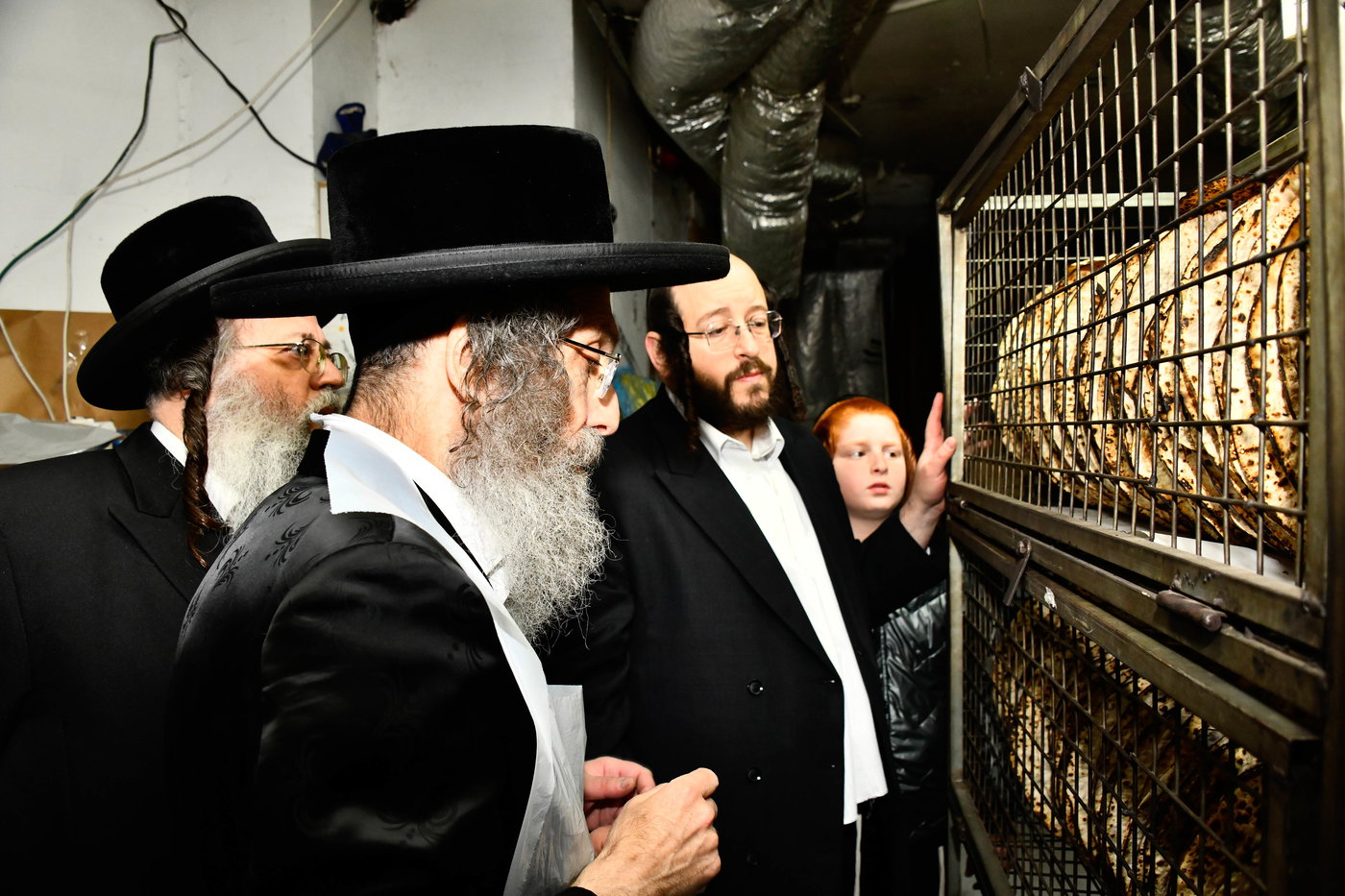 הגה"צ רבי אלימלך בידרמן באפיית מצות