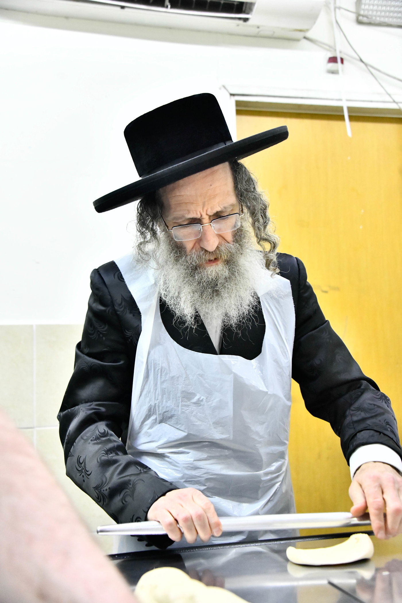 הגה"צ רבי אלימלך בידרמן באפיית מצות