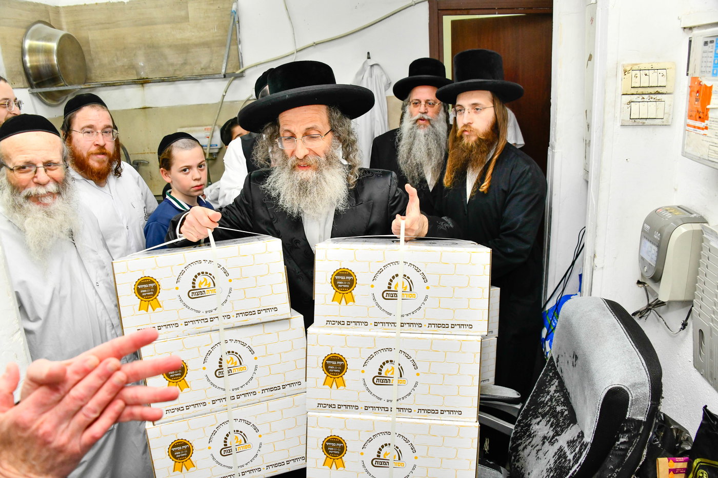 הגה"צ רבי אלימלך בידרמן באפיית מצות