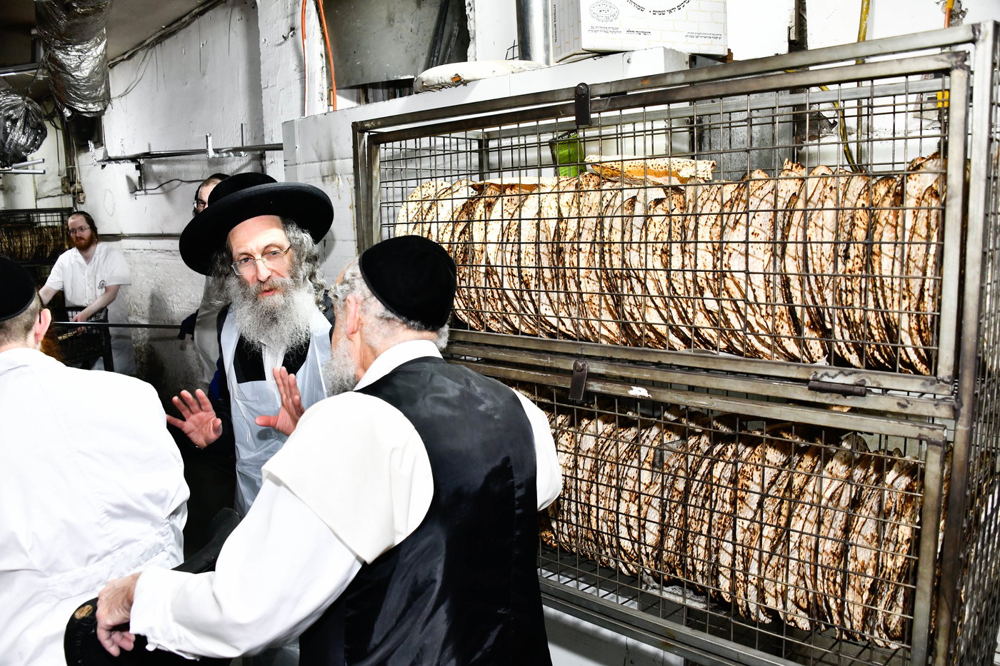 הגה"צ רבי אלימלך בידרמן באפיית מצות