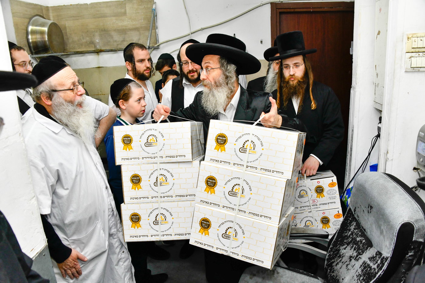 הגה"צ רבי אלימלך בידרמן באפיית מצות