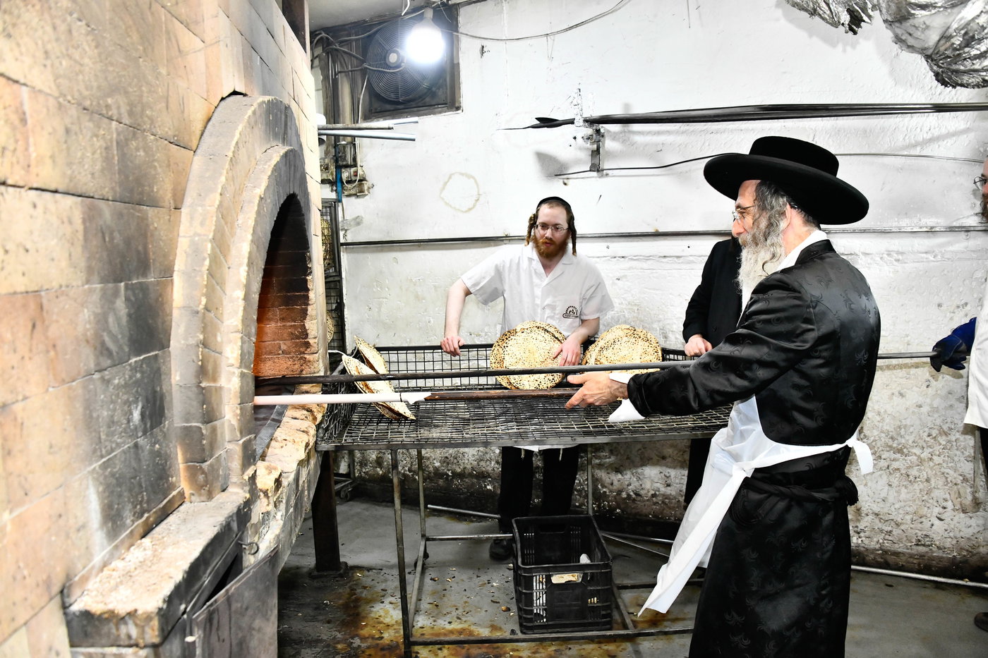 הגה"צ רבי אלימלך בידרמן באפיית מצות