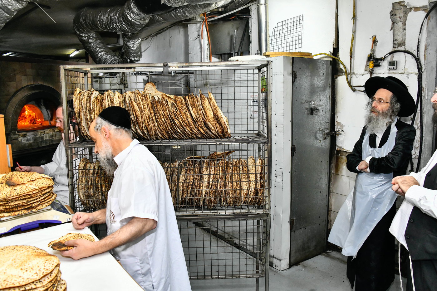 הגה"צ רבי אלימלך בידרמן באפיית מצות