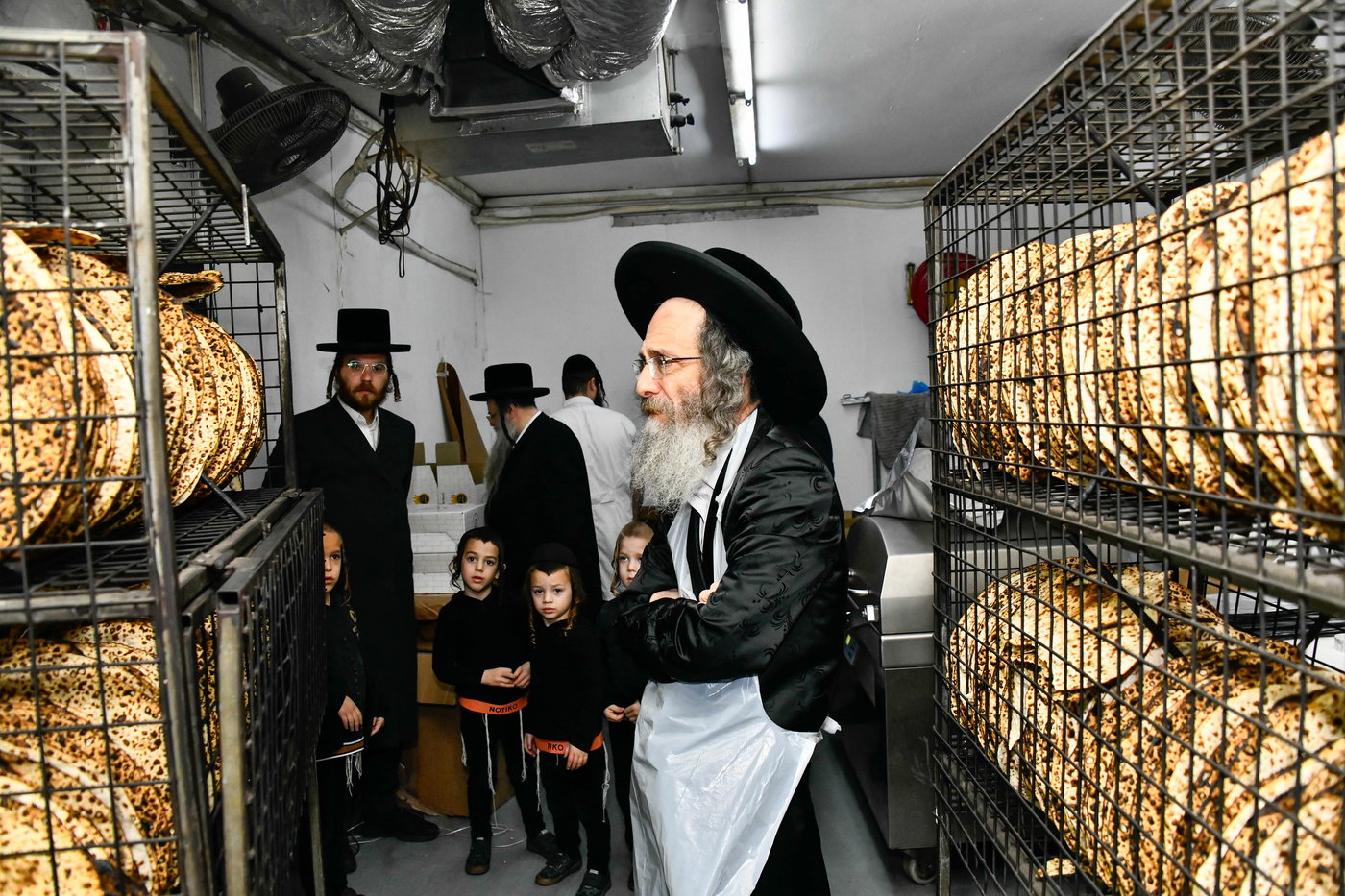 הגה"צ רבי אלימלך בידרמן באפיית מצות