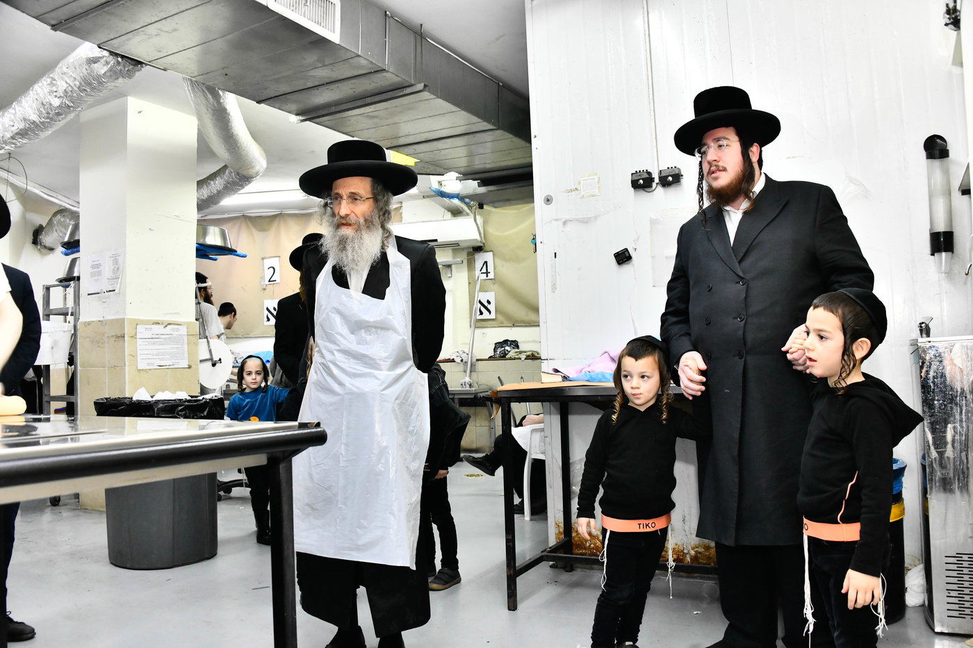 הגה"צ רבי אלימלך בידרמן באפיית מצות