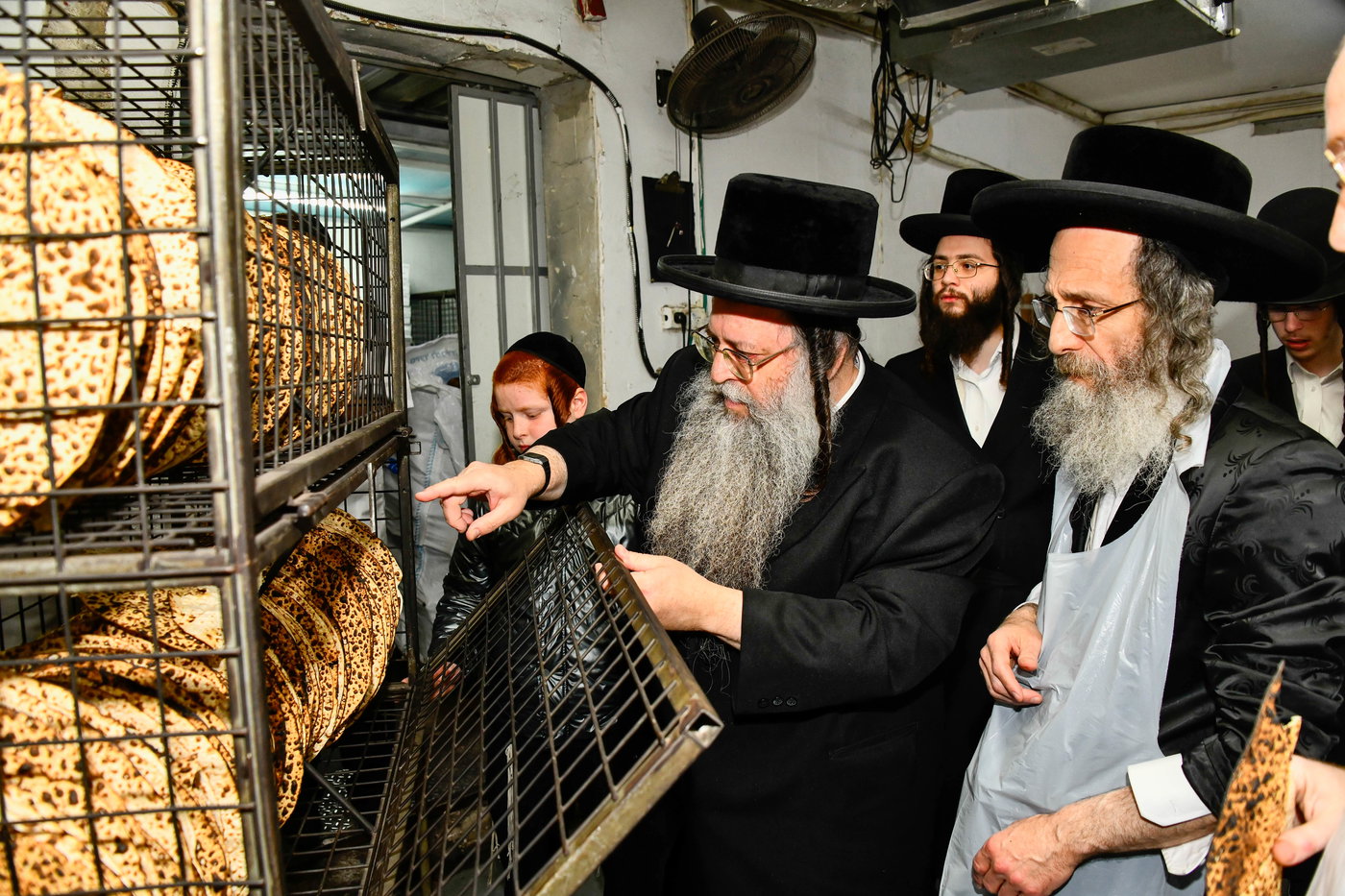 הגה"צ רבי אלימלך בידרמן באפיית מצות