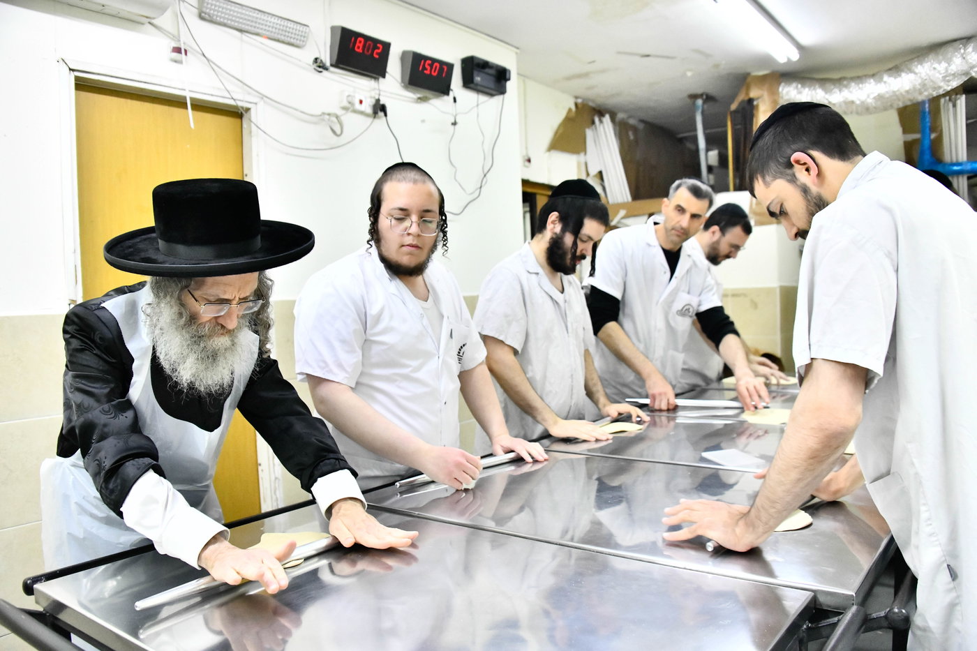 הגה"צ רבי אלימלך בידרמן באפיית מצות