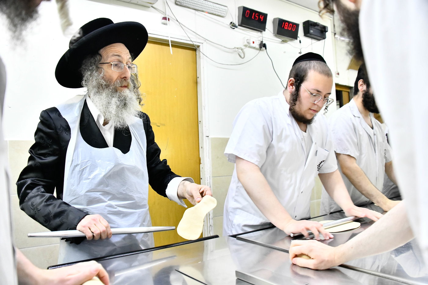 הגה"צ רבי אלימלך בידרמן באפיית מצות