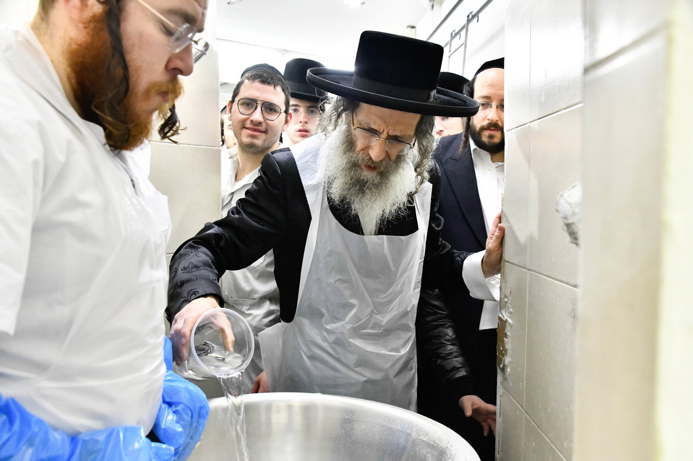 הגה"צ רבי אלימלך בידרמן באפיית מצות