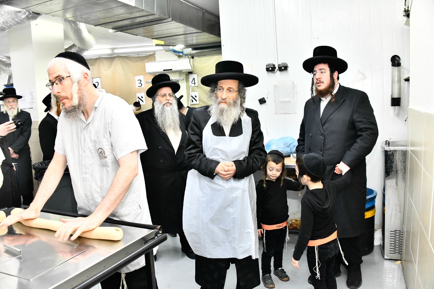 הגה"צ רבי אלימלך בידרמן באפיית מצות