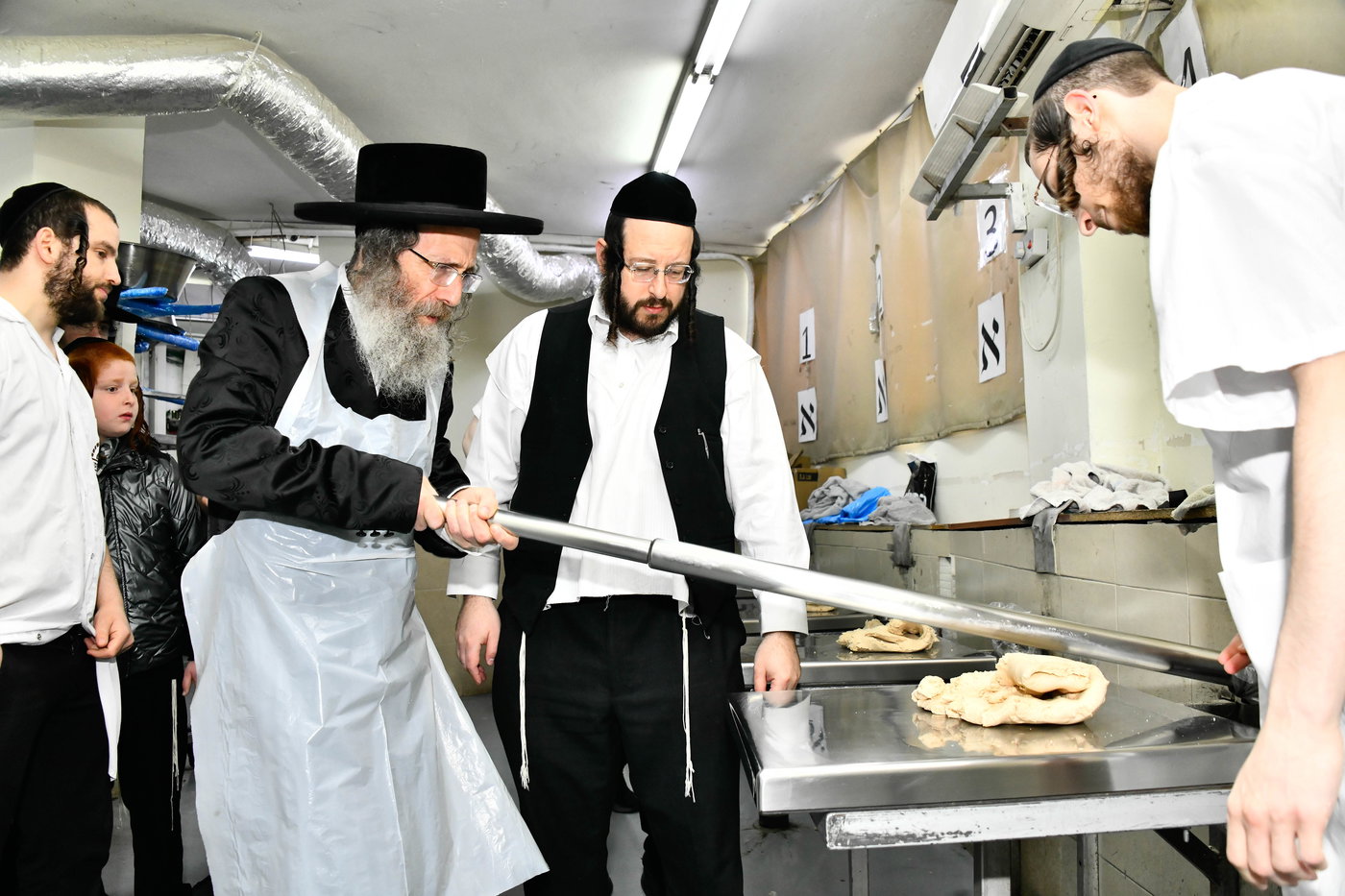 הגה"צ רבי אלימלך בידרמן באפיית מצות