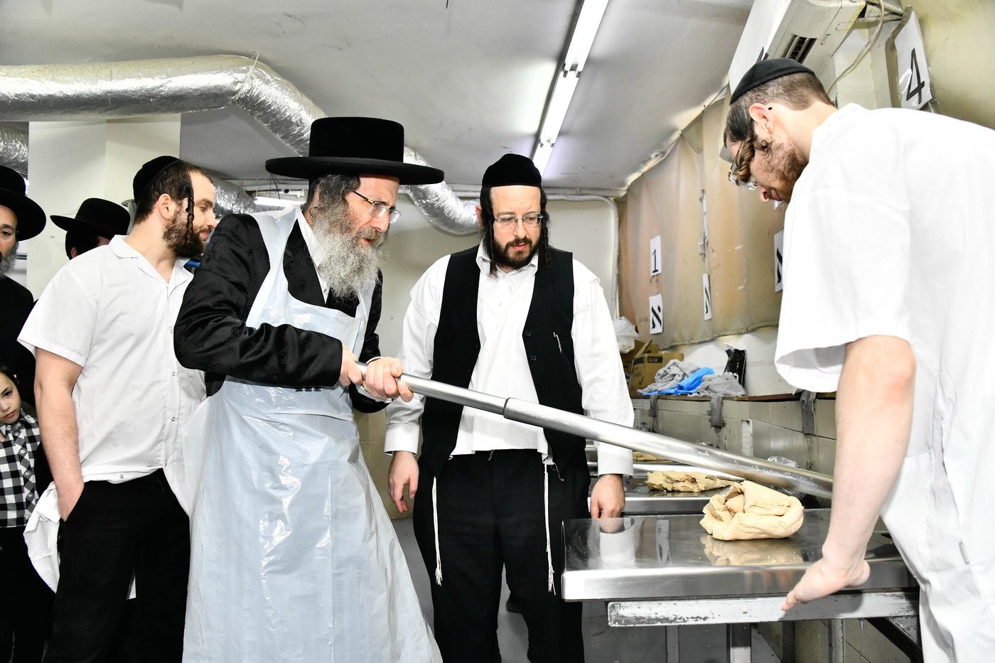 הגה"צ רבי אלימלך בידרמן באפיית מצות