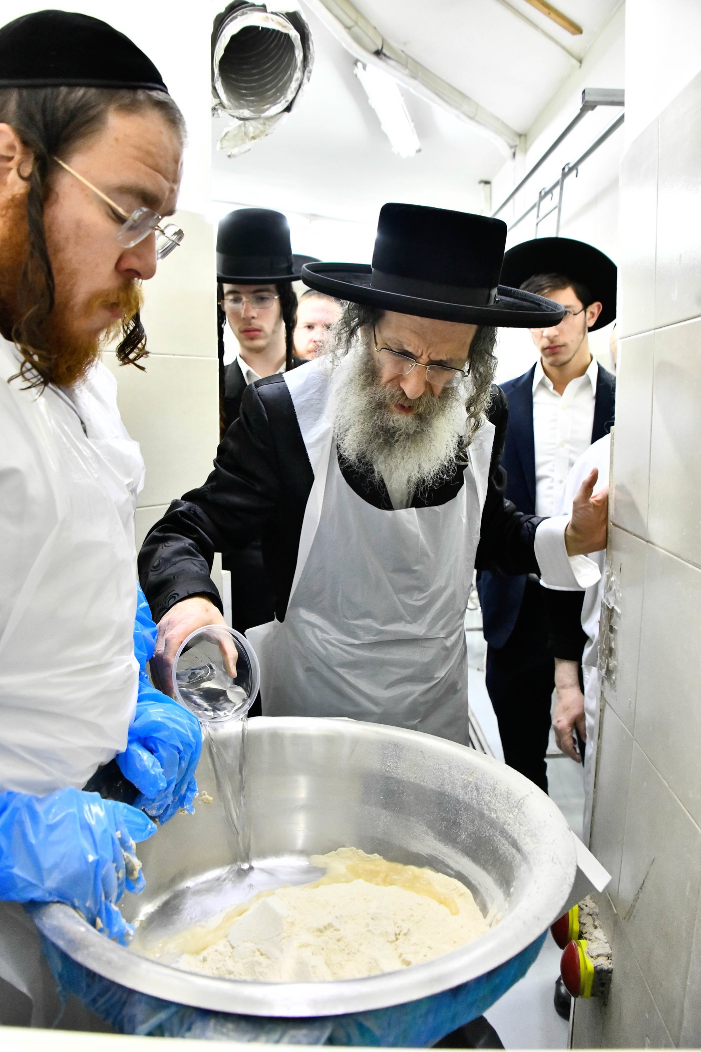 הגה"צ רבי אלימלך בידרמן באפיית מצות