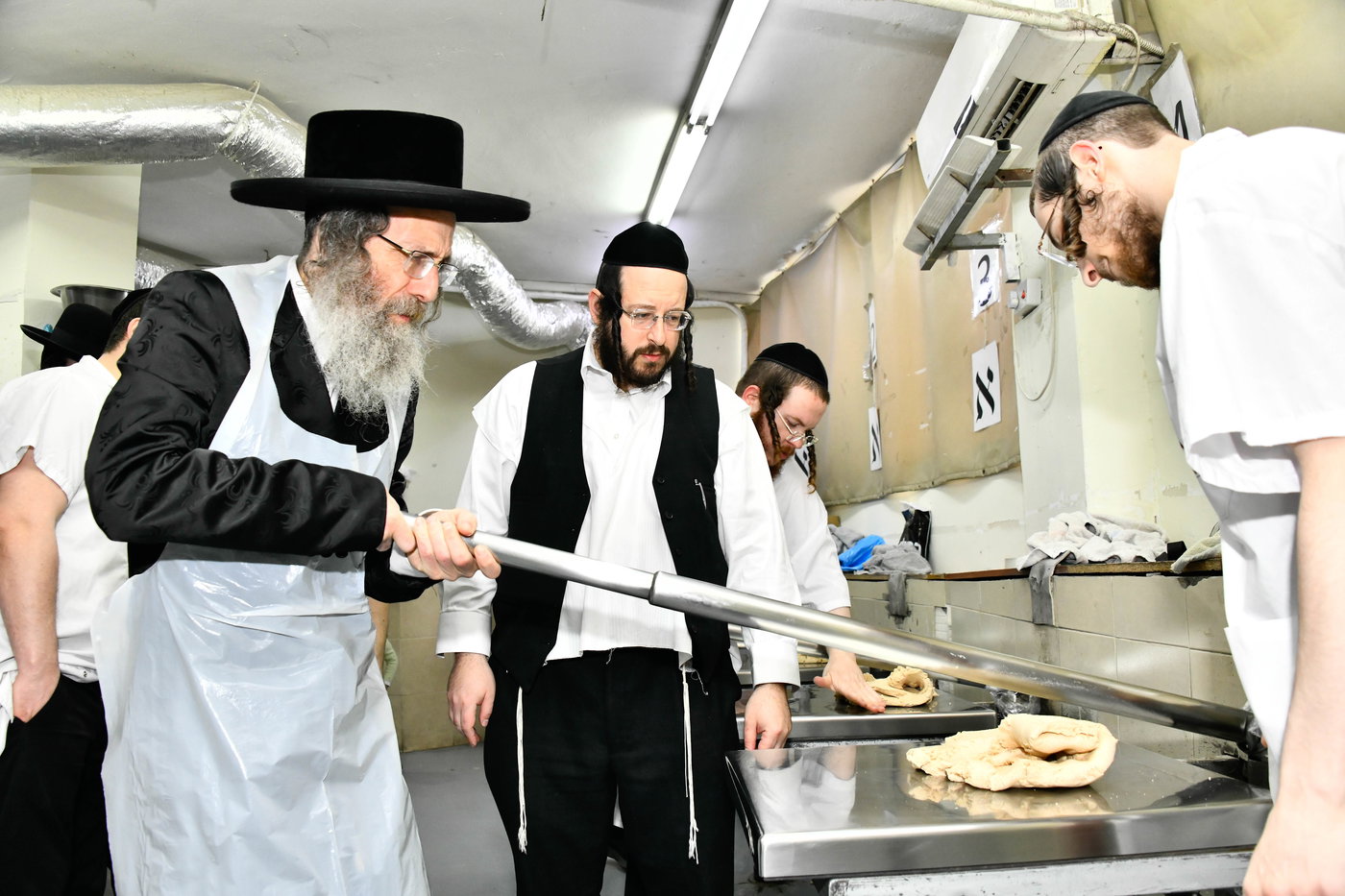 הגה"צ רבי אלימלך בידרמן באפיית מצות