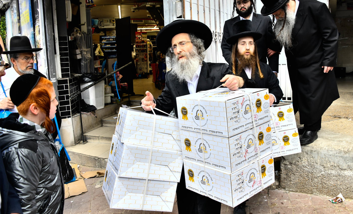 הגה"צ רבי אלימלך בידרמן באפיית מצות