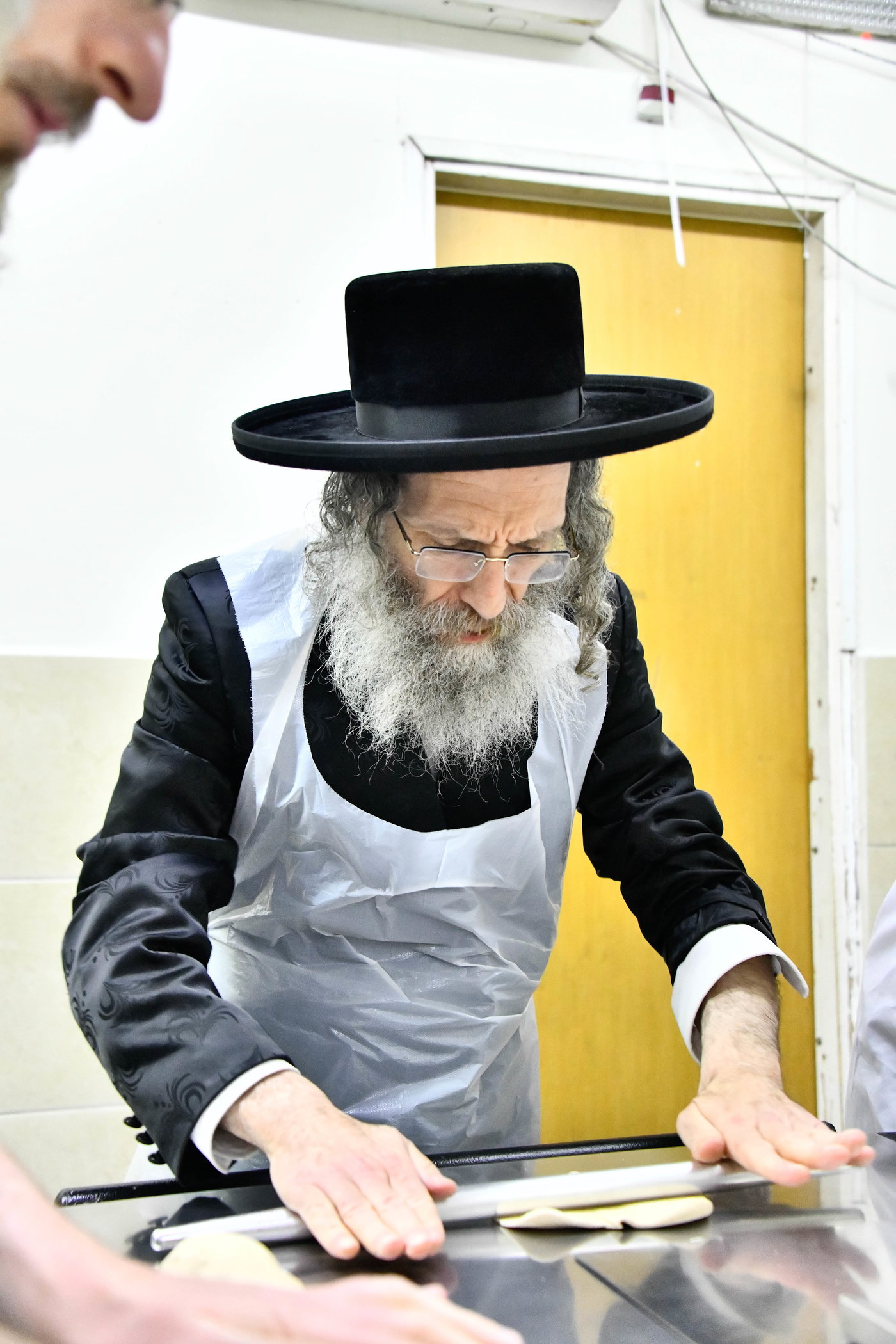 הגה"צ רבי אלימלך בידרמן באפיית מצות