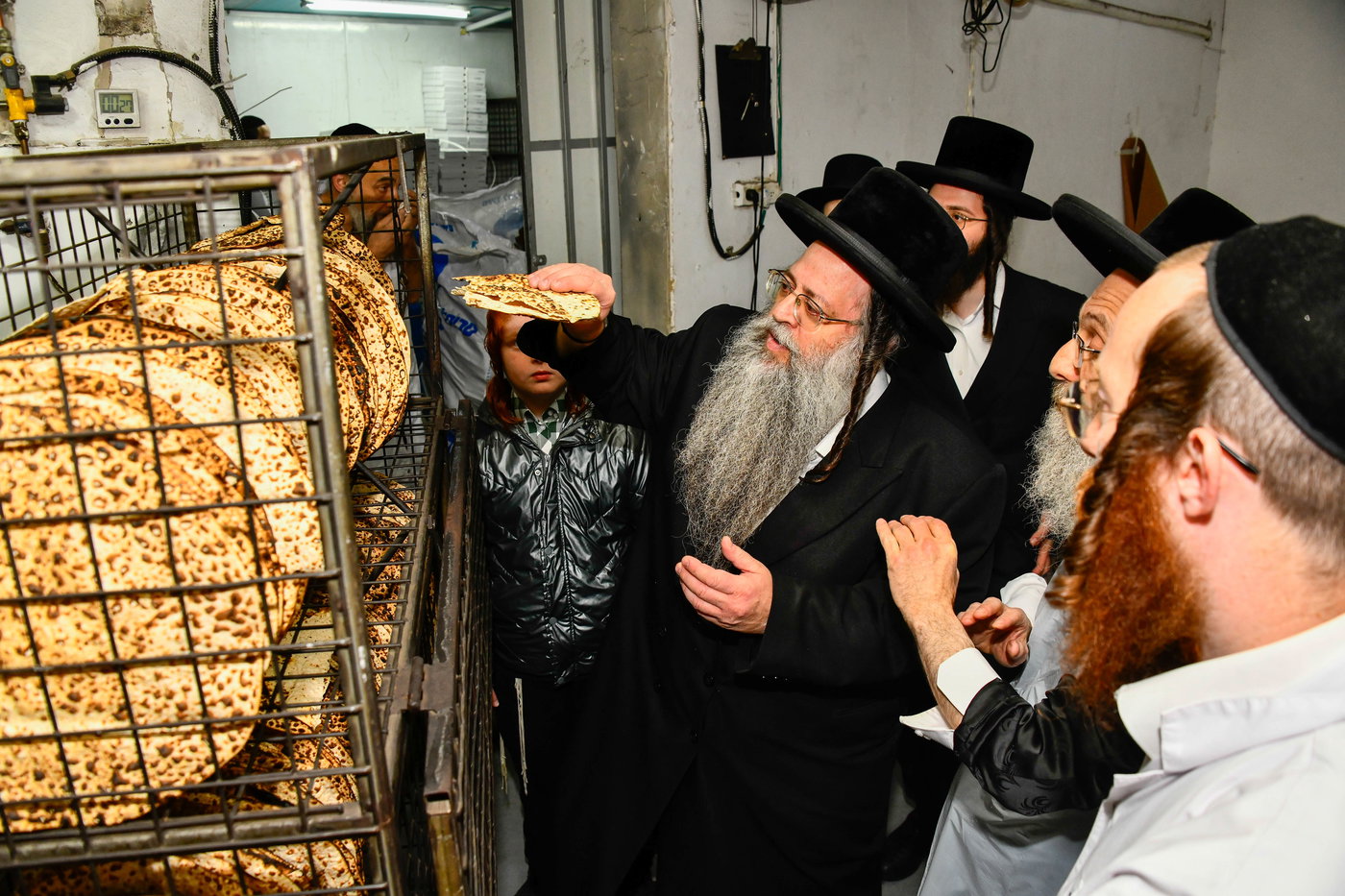 הגה"צ רבי אלימלך בידרמן באפיית מצות