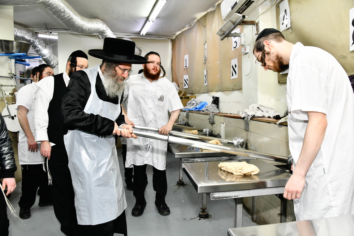 הגה"צ רבי אלימלך בידרמן באפיית מצות