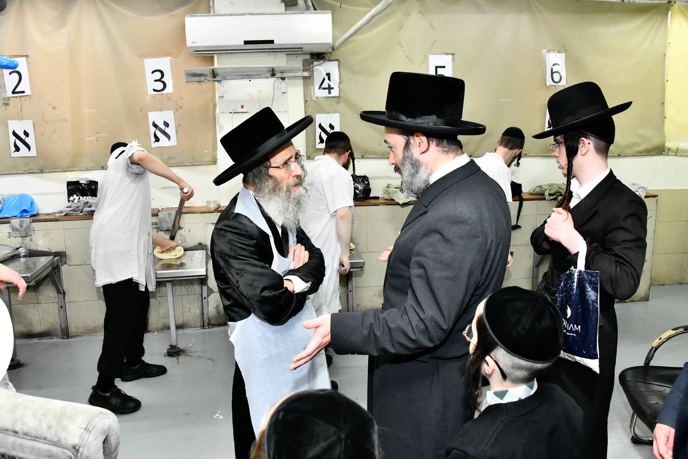 הגה"צ רבי אלימלך בידרמן באפיית מצות