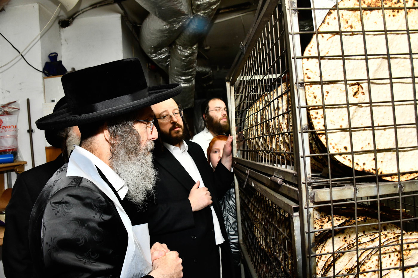 הגה"צ רבי אלימלך בידרמן באפיית מצות