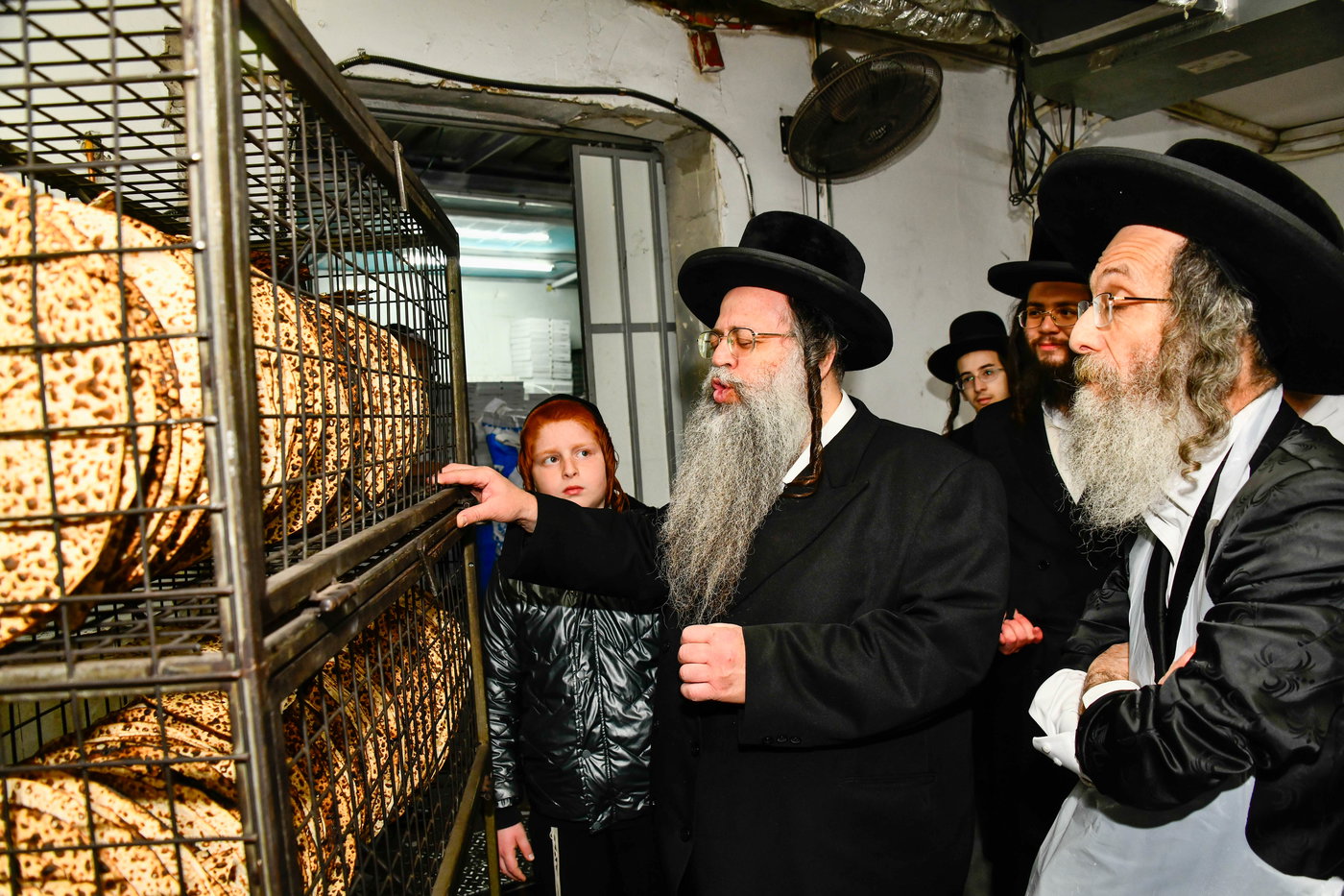 הגה"צ רבי אלימלך בידרמן באפיית מצות