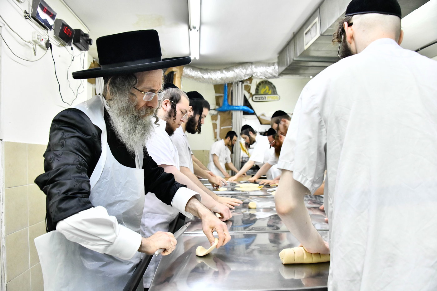 הגה"צ רבי אלימלך בידרמן באפיית מצות