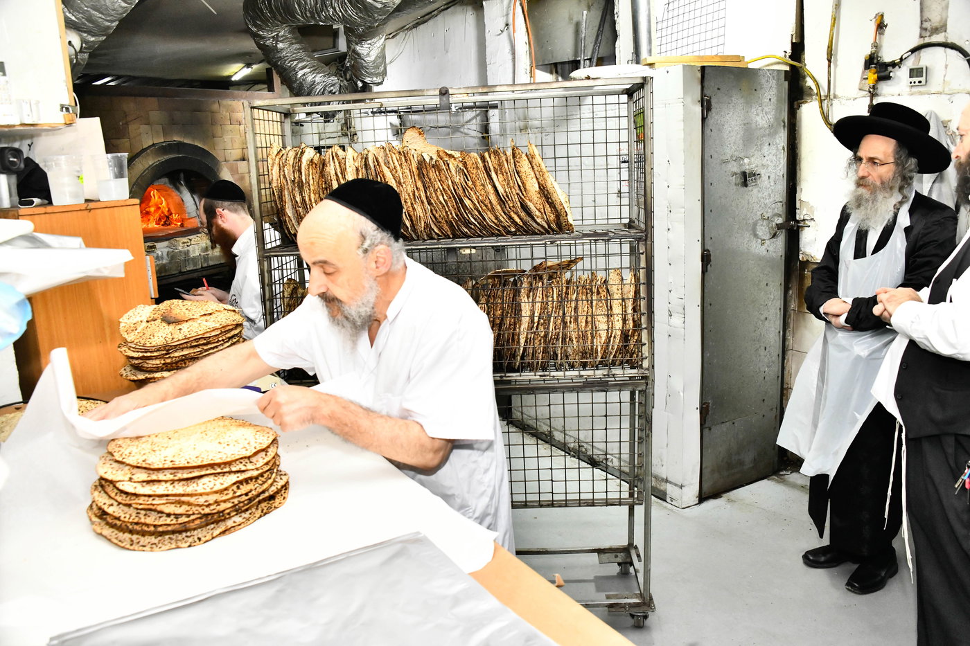 הגה"צ רבי אלימלך בידרמן באפיית מצות