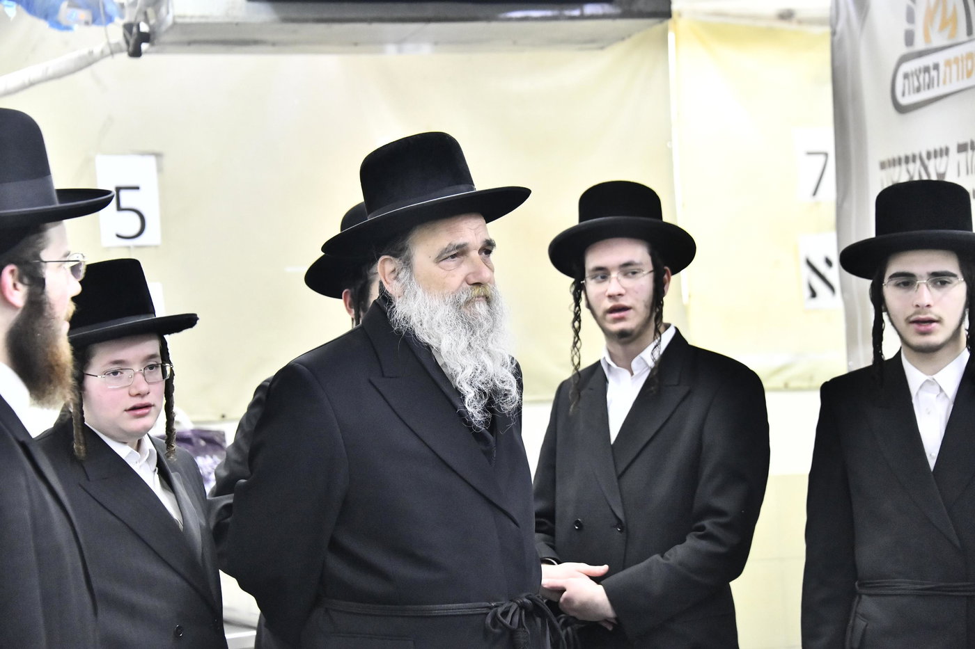 האדמו"ר מאשלג בני היכלא באפיית המצות