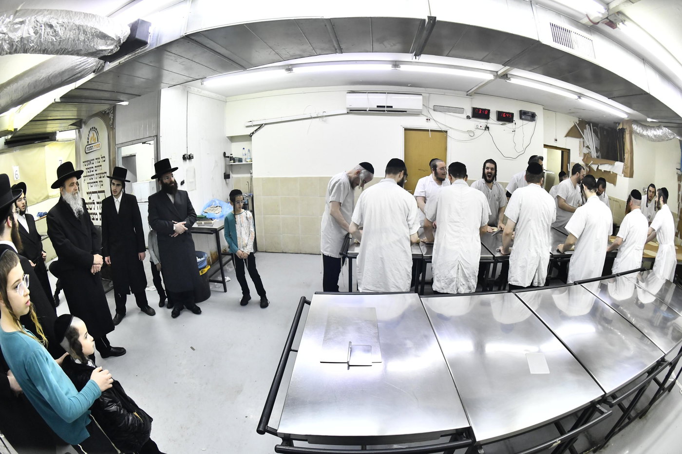 האדמו"ר מאשלג בני היכלא באפיית המצות