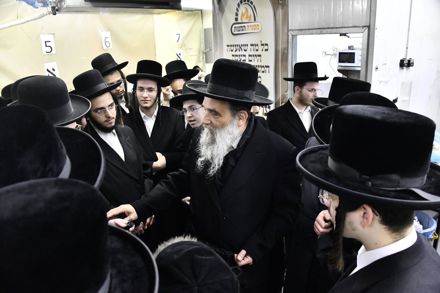 האדמו"ר מאשלג בני היכלא באפיית המצות