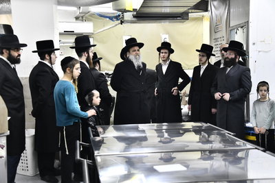 האדמו"ר מאשלג בני היכלא באפיית המצות