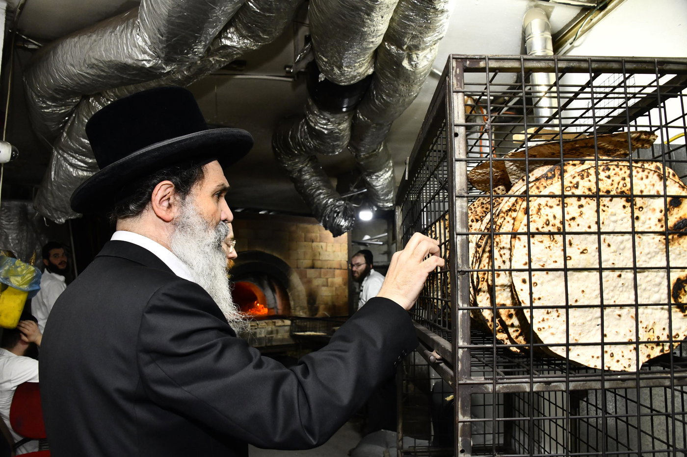 האדמו"ר מאשלג בני היכלא באפיית המצות