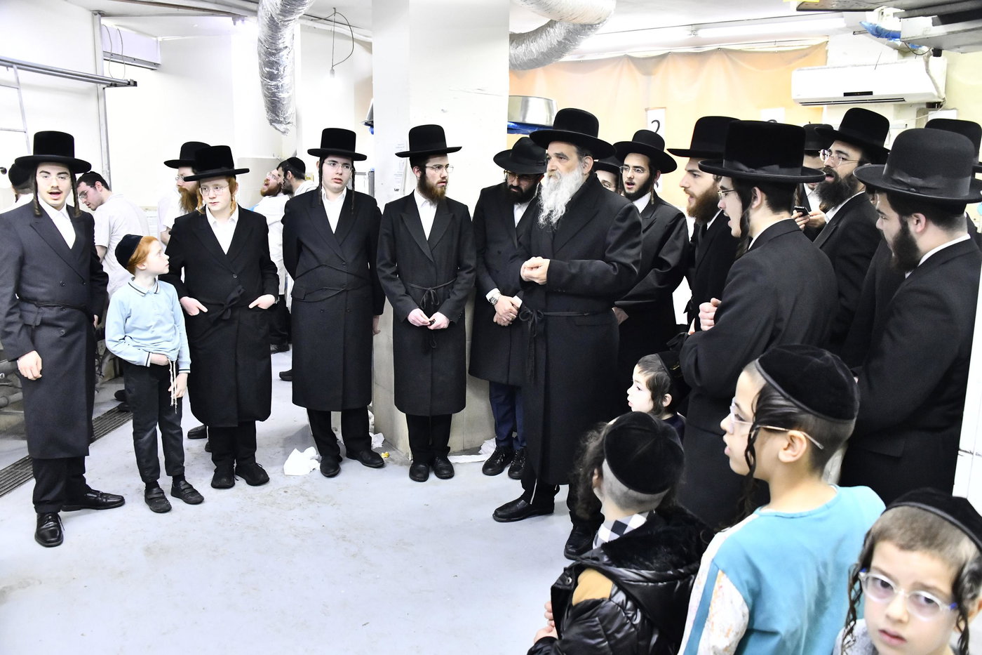 האדמו"ר מאשלג בני היכלא באפיית המצות