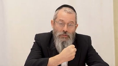 העומק החסידי של ההגדה: המשפיע מנתח את הקטע שנקרא הלילה | צפו