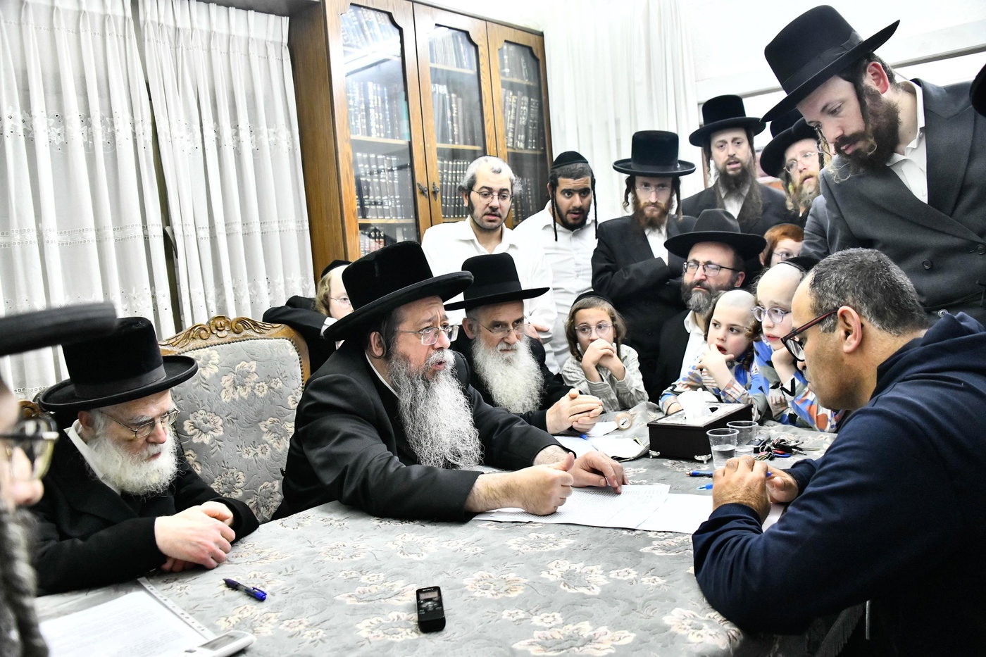 האדמו"ר משבט הלוי במכירת חמץ