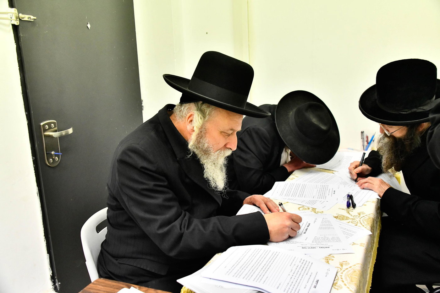 האדמו"ר משבט הלוי במכירת חמץ