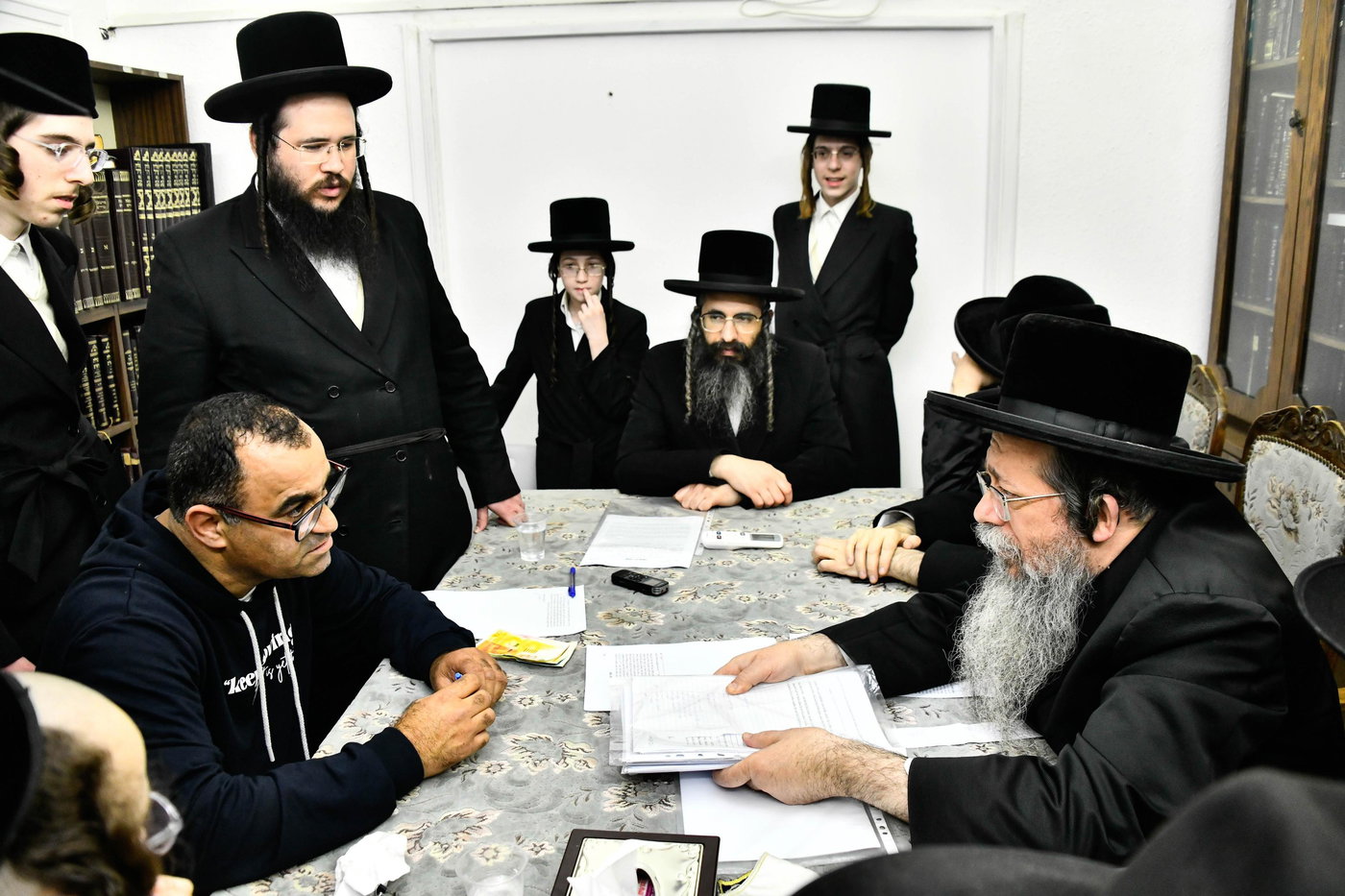 האדמו"ר משבט הלוי במכירת חמץ