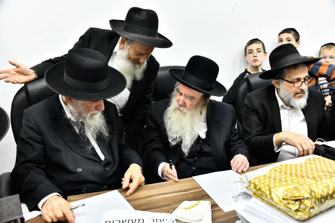 הגאון רבי מרדכי גרוס במכירת חמץ