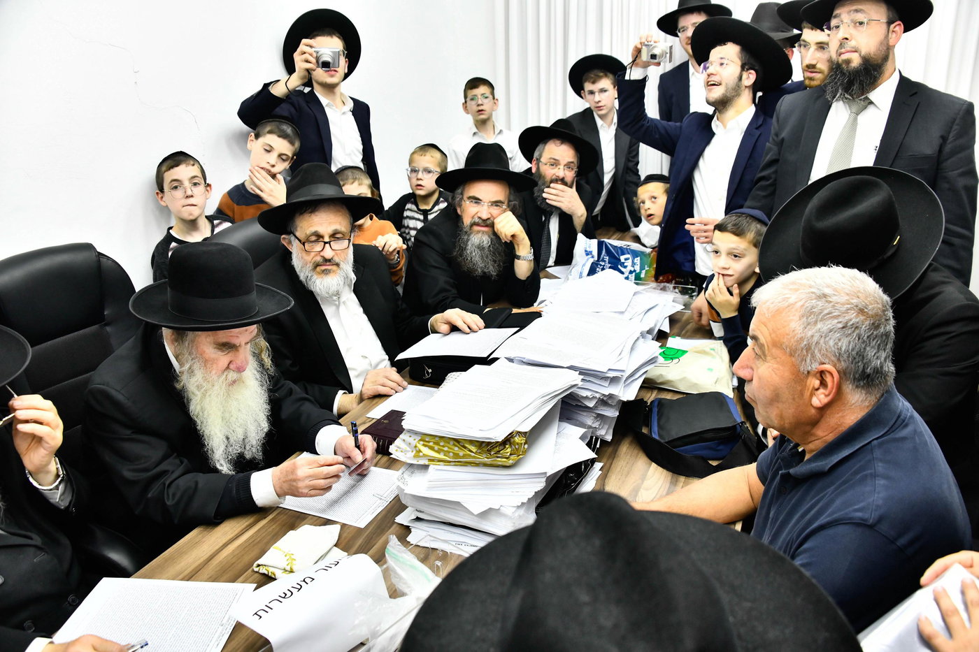 הגאון רבי מרדכי גרוס במכירת חמץ