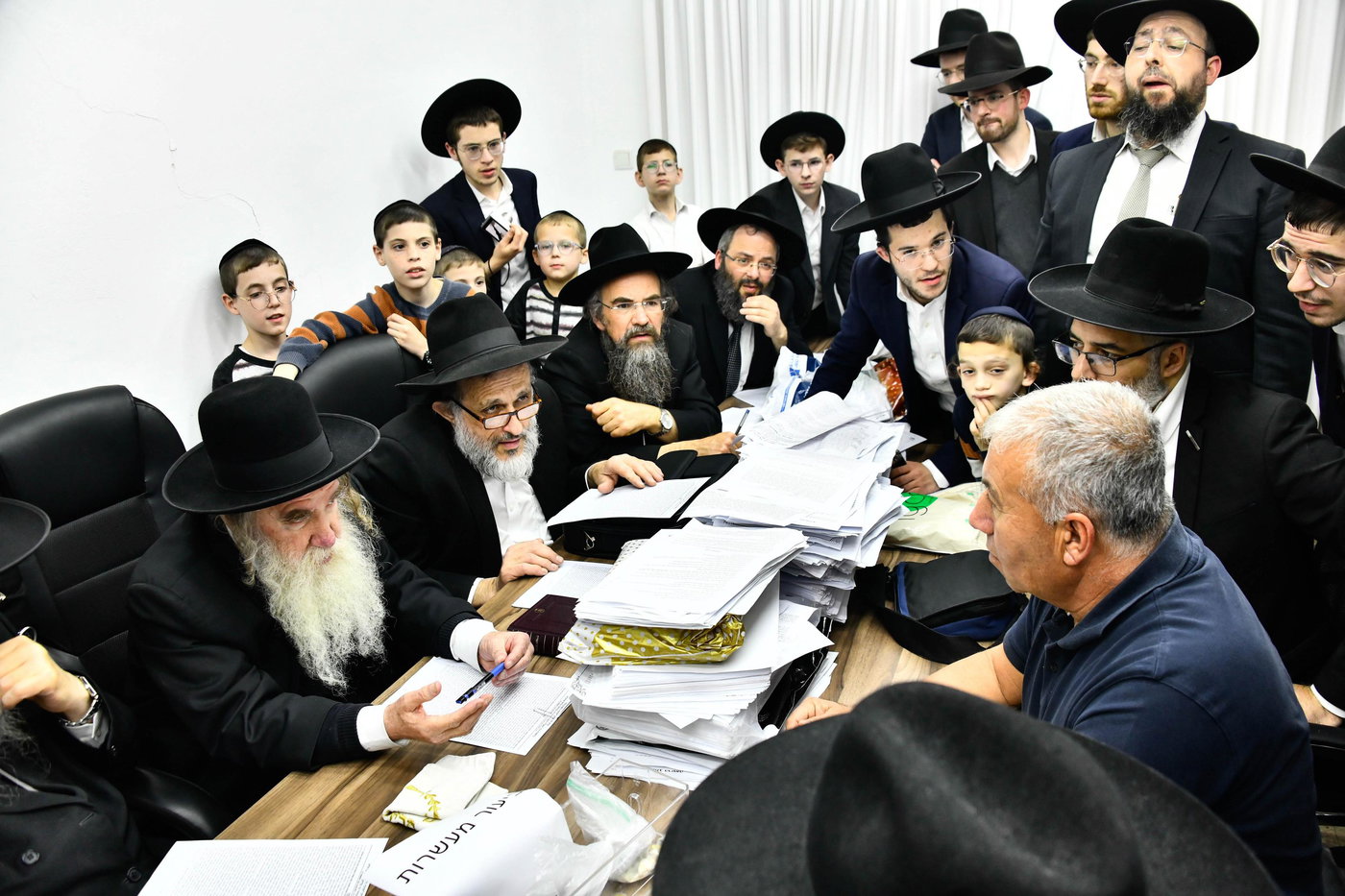 הגאון רבי מרדכי גרוס במכירת חמץ